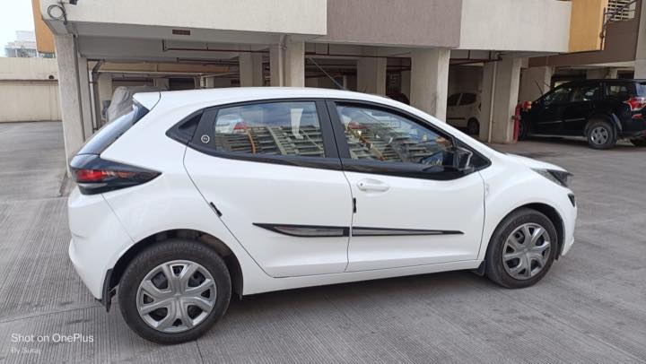 White Tata Altroz petrol self drive car in Pimpri-Chinchwad